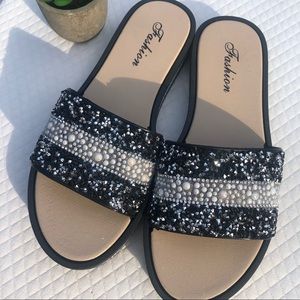 Sparkly with faux Pearl shoe.  Comfortable  feel🖤